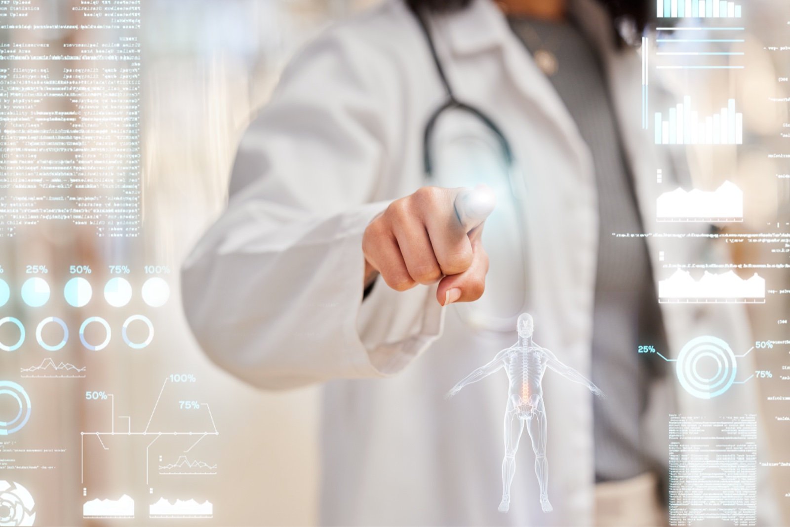 Doctora analizando datos diagnósticos digitales