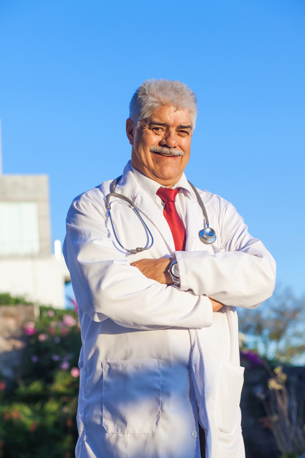 Doctor médico latinoamericano de experiencia
