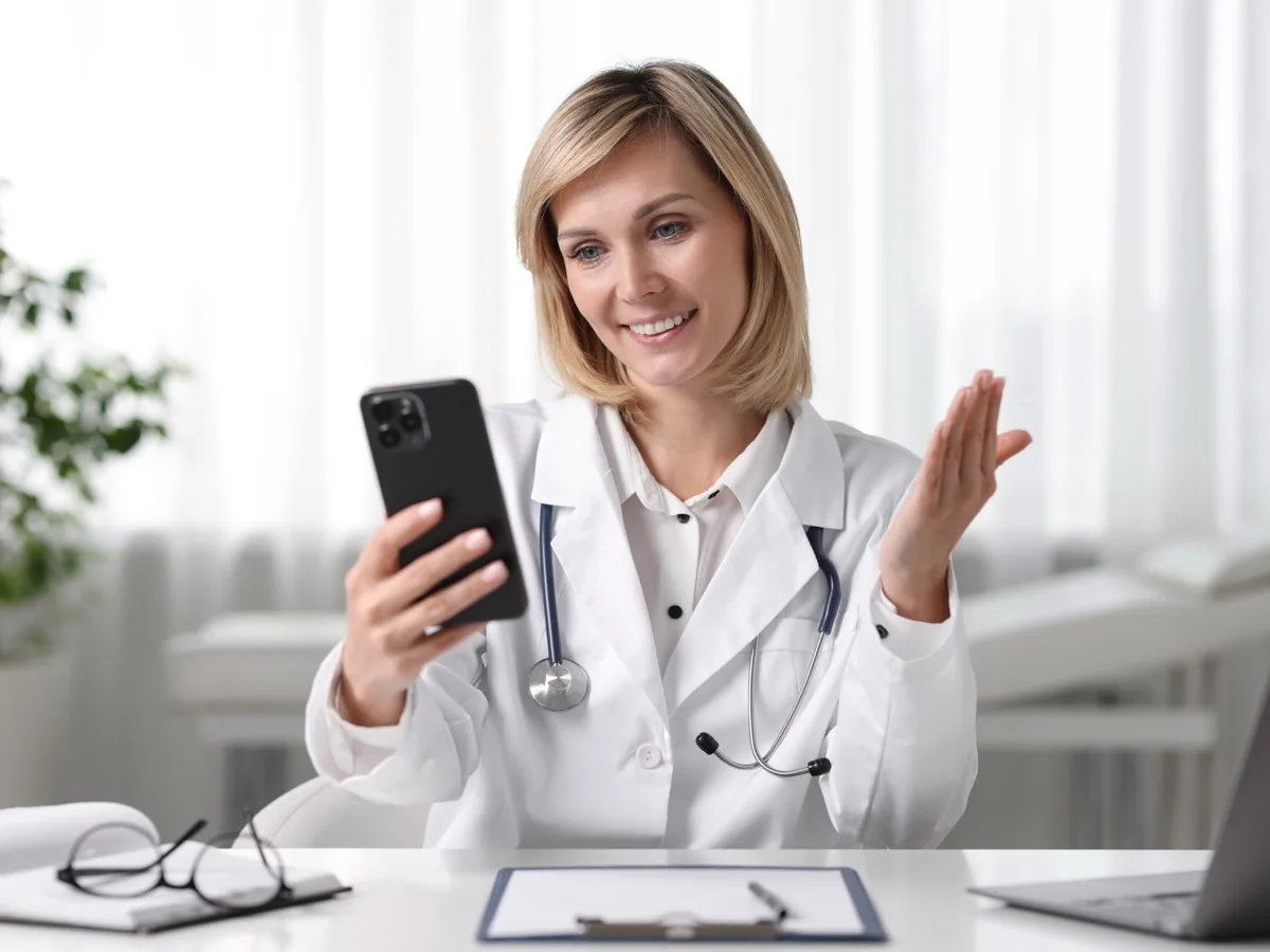 Médico automatizando la atención de pacientes con IA y WhatsApp