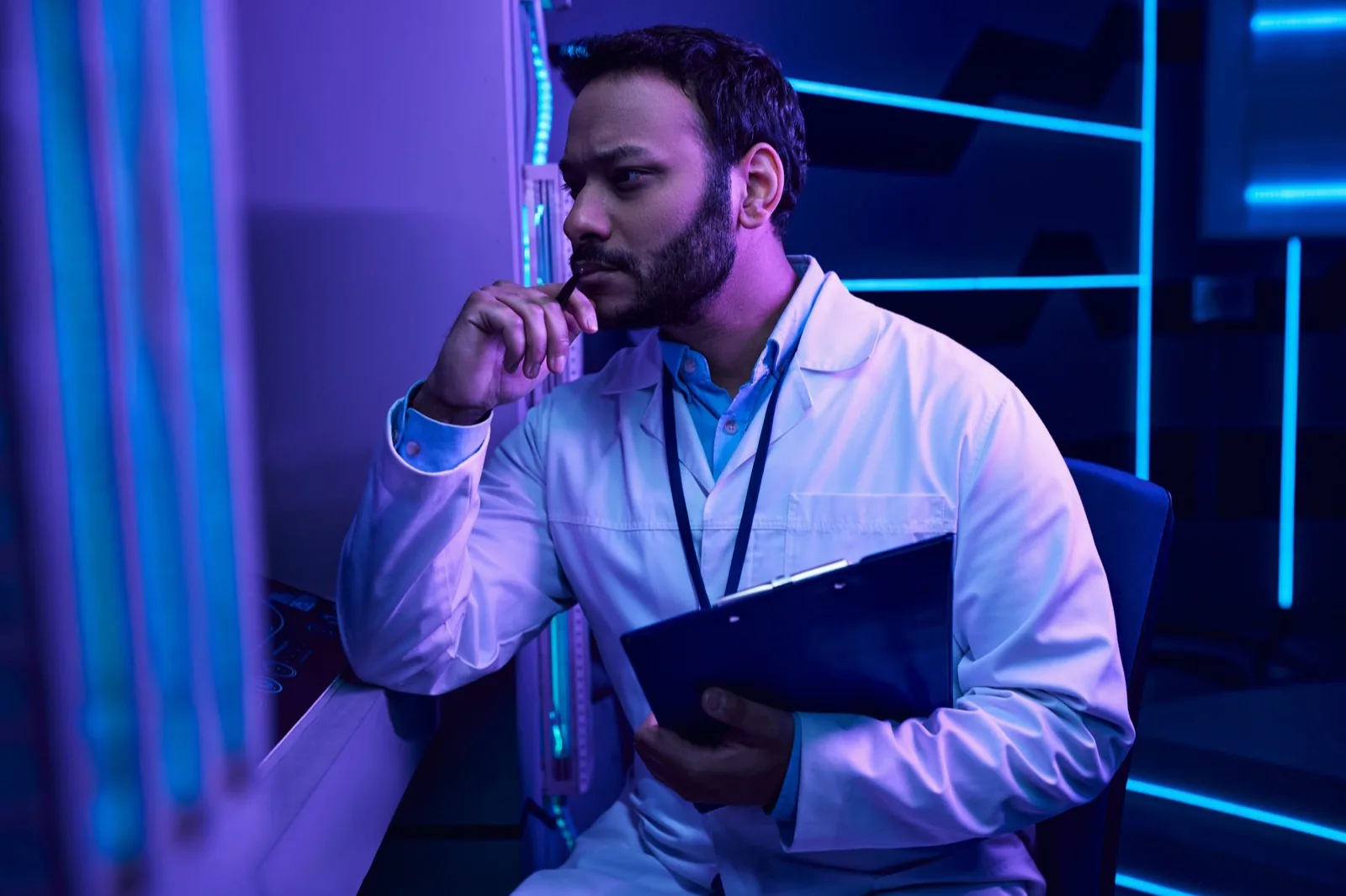 Profesional de salud con tablet e innovación
