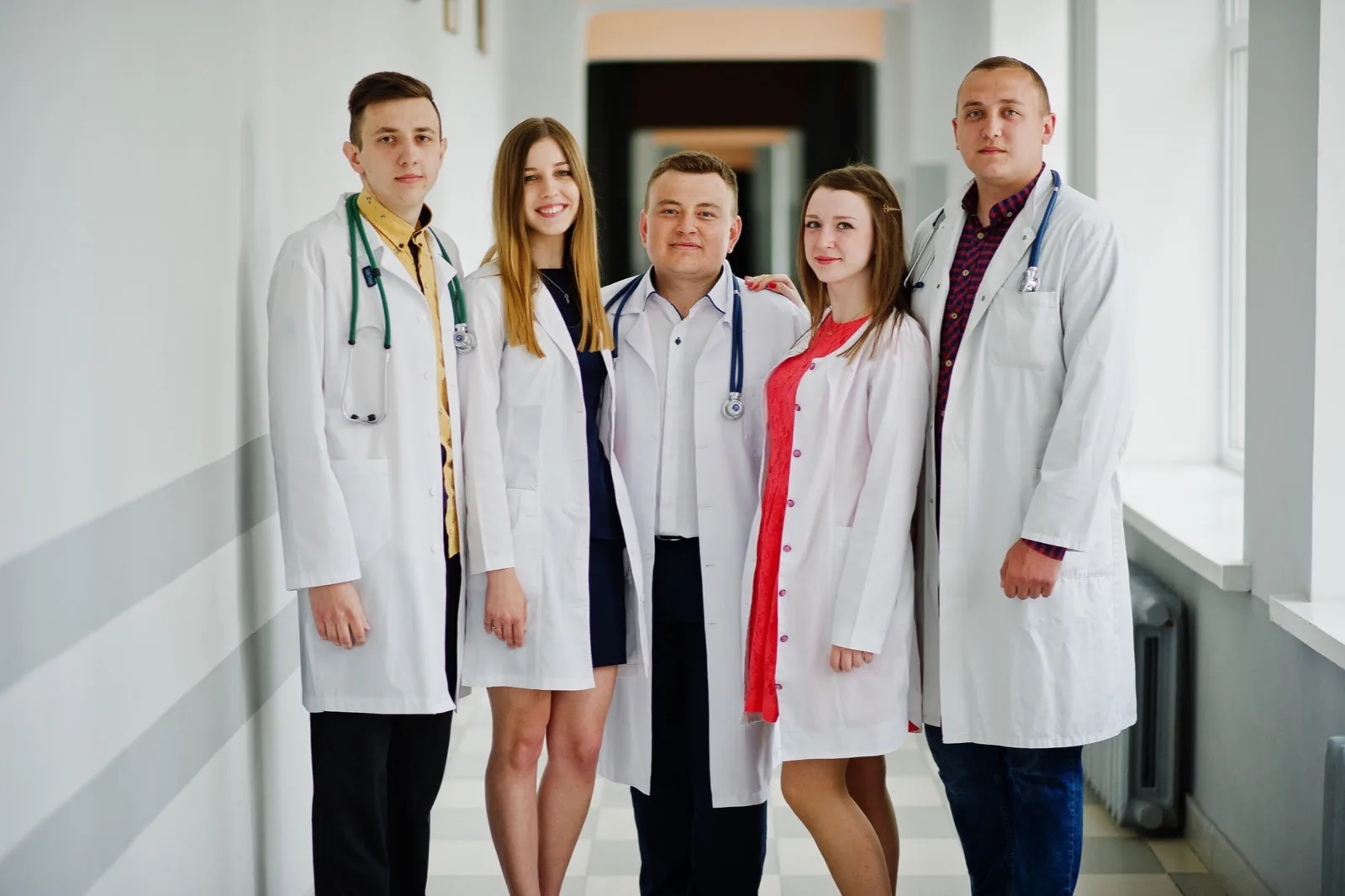 Equipo médico sonriendo